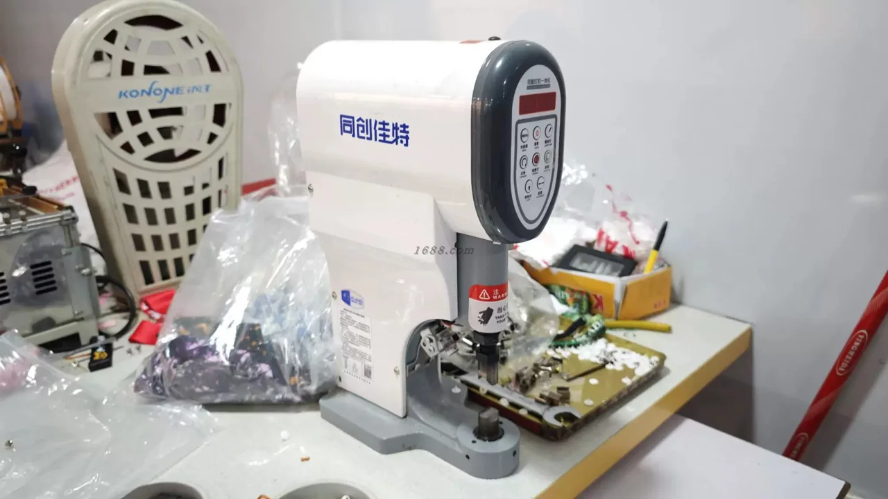 Attachment finishing workstation